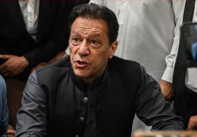 عمران خان کا اپنے ٹویٹر اکاؤنٹس کے ہینڈلرز کی معلومات دینے سے انکار