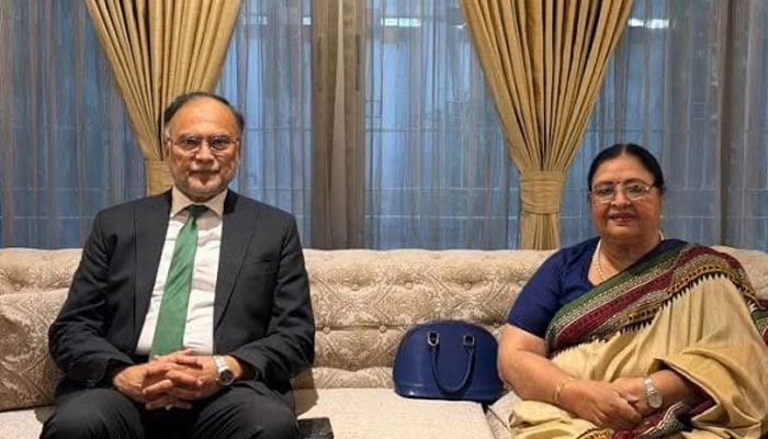 وفاقی وزیراحسن اقبال کی ڈھاکا میں ماضی کی سپراسٹاراداکارہ شبنم سے ملاقات