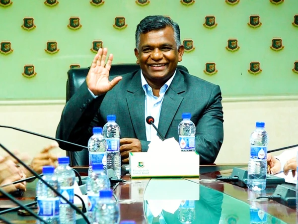 بنگلادیش کرکٹ بورڈ کے سربراہ ہنگامی دورے پر پاکستان پہنچ گئے