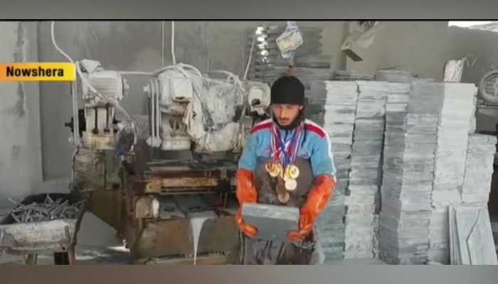 مارشل آرٹ میں متعدد میڈل جیتنے والا قومی کھلاڑی رضوان معاشی مشکلات کا شکار، مزدوری کرنے پر مجبور