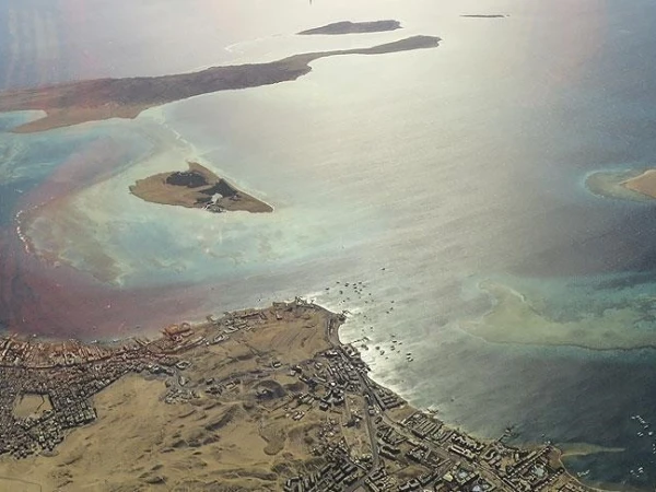 ایران نے آبنائے ہرمزمیں بارودی سرنگیں بچھانا شروع کردیں، امریکی دعویٰ