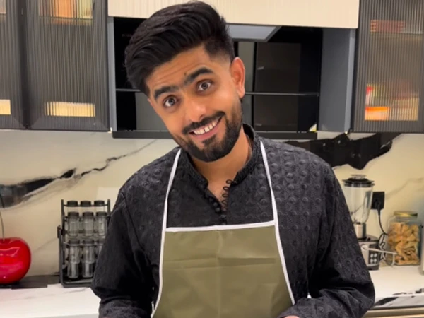 بابراعظم شیف بن گئے، شیرخرمہ بنانےکی ویڈیووائرل