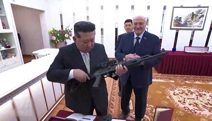بیلاروس کے صدرکا دورہ شمالی کوریا، کم جونگ اُن کورائفل کا تحفہ پیش کیا