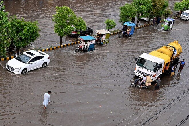 کراچی میں تیز آندھی، بارش سے تباہی، مختلف حادثات میں 18 افراد جاں بحق