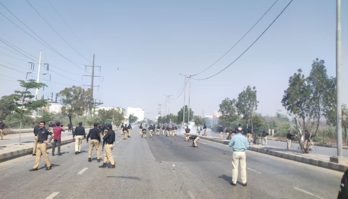 کراچی: امریکی قونصلیٹ پرمظاہرین کا شدید احتجاج، جھڑپوں کے دوران 8 افراد جاں بحق