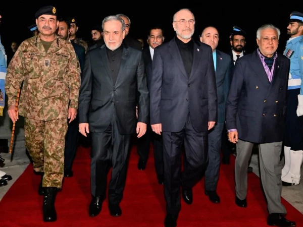 امریکا کیساتھ جنگ بندی مذاکرات؛ ایران کا اعلیٰ سطح وفد پاکستان پہنچ گیا