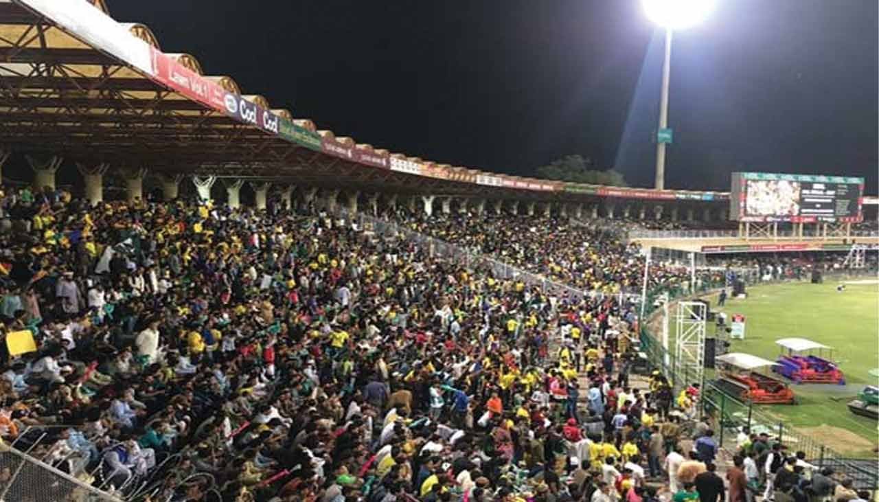 وزیراعظم نے پی ایس ایل فائنل میں تماشائیوں کوسٹیڈیم آنے کی اجازت دیدی