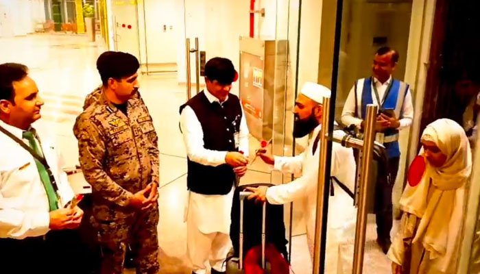 حجاج کرام کی وطن واپسی کا عمل شروع ، پہلی حج پرواز 114 حجاج کو لیکراسلام آباد پہنچ گئی