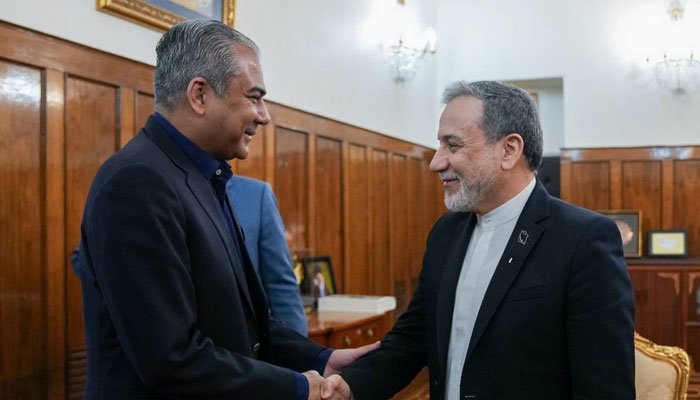 محسن نقوی کی عباس عراقچی سے ملاقات، ایران امریکہ جنگ کے خاتمے کیلئے مسودوں پرتفصیلی بات چیت