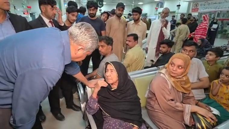 محسن نقوی کا لاہورمیں نادرا سنٹرکا دورہ،ناقص انتظامات پرشدید برہم
