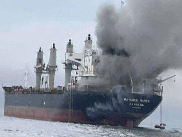 آبنائے ہرمزمیں تجارتی جہازپرحملہ؛ بارودی گولہ ٹکرانے سے شدید نقصان