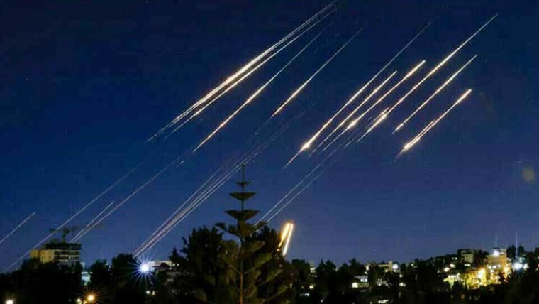 امریکہ اورایران کے صبح سویرے پھرحملے، دونوں ممالک کا فوجی اہداف کو نشانہ بنانےکا دعویٰ
