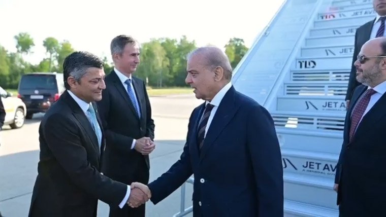امریکہ ایران تکنیکی مذاکرات آج، وزیراعظم اور فیلڈ مارشل سوئٹزرلینڈ پہنچ گئے