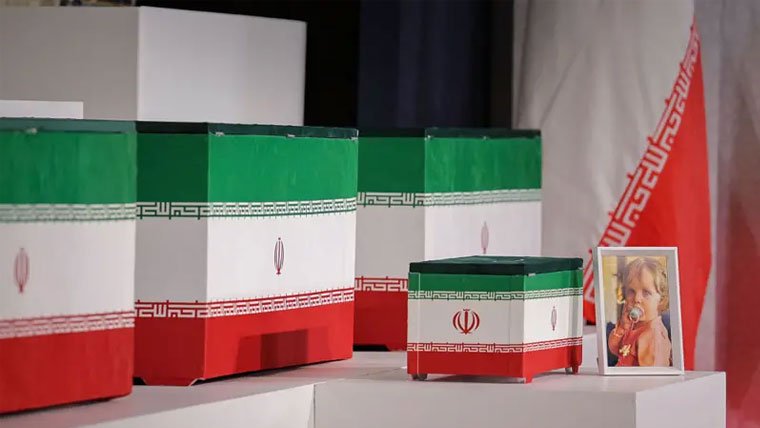 تہران کے امام خمینی مصلیٰ میں علی خامنہ ای کے عوامی الوداع کی تقریب کا آغاز