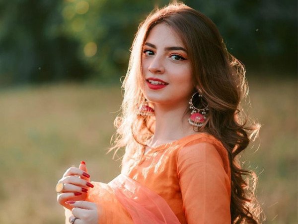ٹائرپنکچرہونے پردنانیرمبین کا تنہا نہ رہنے کا فیصلہ؟ دلچسپ وجہ بتادی