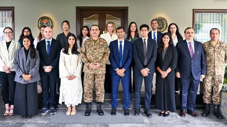 دنیا سوشل میڈیا سے متاثر، نوجوان حقائق پرمبنی تجزیاتی صلاحیت کو فروغ دیں: فیلڈ مارشل