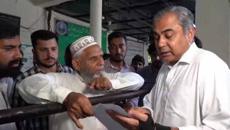 محسن نقوی کا پاسپورٹ آفس گارڈن ٹاؤن کا دورہ، شہریوں کی شکایات پربرہم