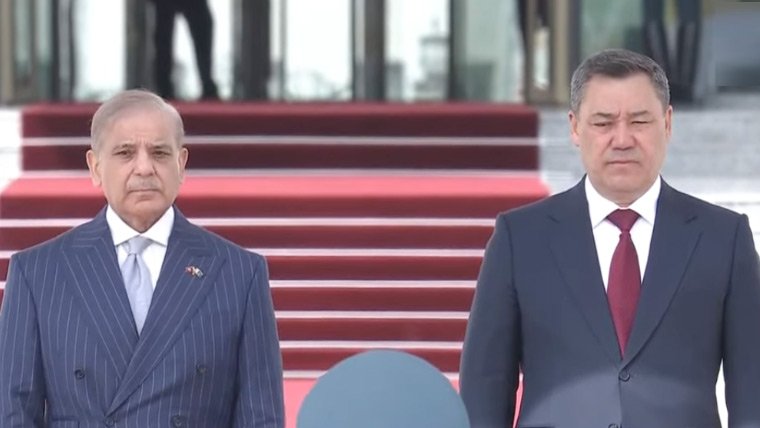 وزیراعظم شہبازشریف کی بشکیک میں صدارتی محل آمد، گارڈ آف آنر پیش