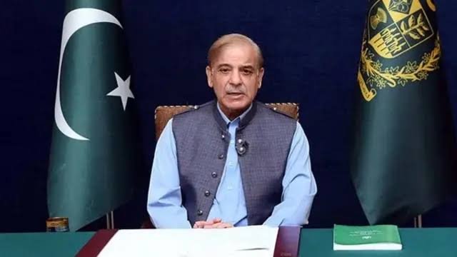 پاک بحریہ کے شہداء، غازیوں اورجوانوں کوخراج عقیدت پیش کرتے ہیں: وزیراعظم