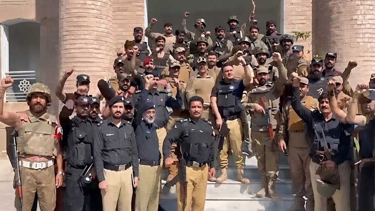 کوہاٹ:پولیس لائنزمیں آپریشن مکمل، آخری 2 خودکش بمباربھی ہلاک
