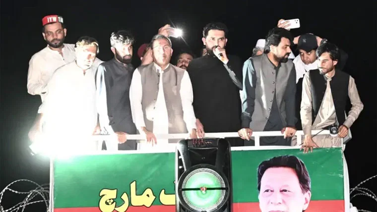 لانگ مارچ لکی مروت سے کرک پہنچ گیا، سہیل آفریدی کی ہیلی کاپٹر سے انٹری