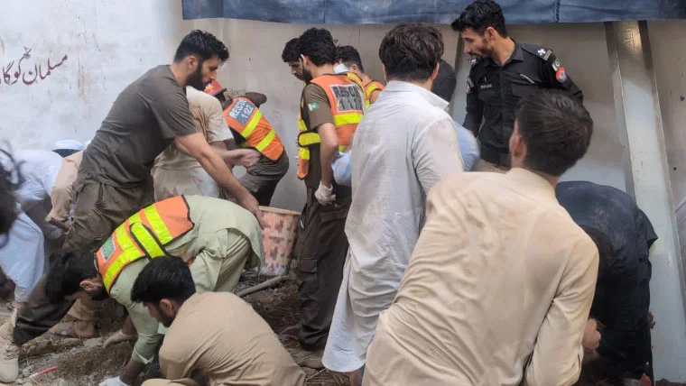 پشاور: سکول کی چھت گرنے سے 34 بچے اورخاتون ٹیچرجاں بحق، متعدد زخمی